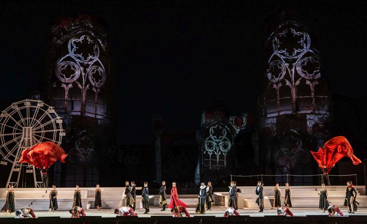 Una scena di 'Romeo e Giulietta' di Giuliano Peparini in scena a Caracalla con la compagnia del Teatro dell'Opera di Roma, diretta  da Eleonora Abbagnato (foto Yasuko Kageyama)