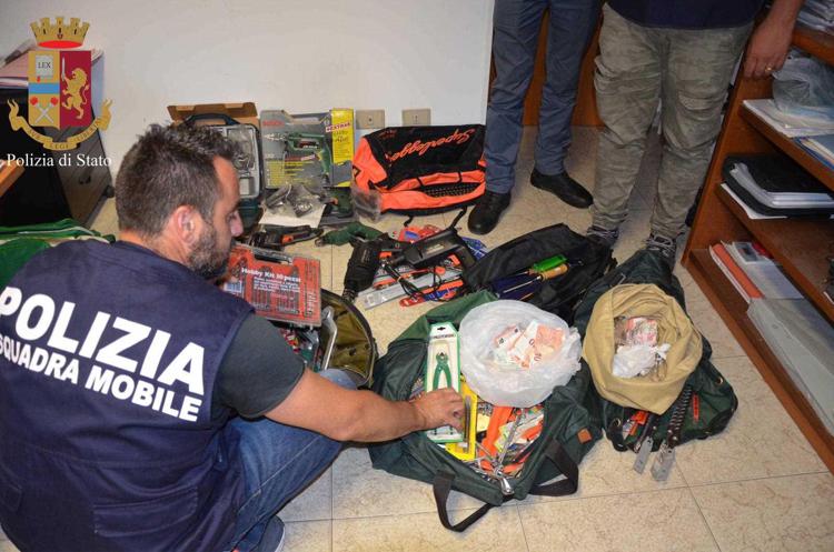 Ragusa: furti in abitazione e negozio, due arresti