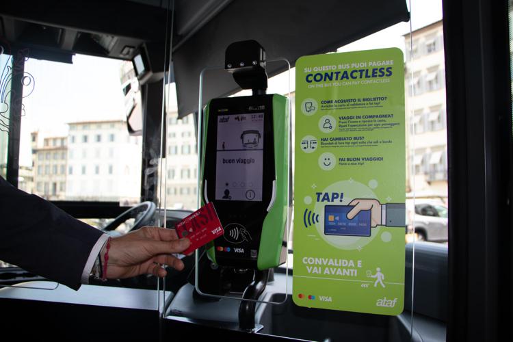 Firenze, da oggi sugli autobus si paga contactless