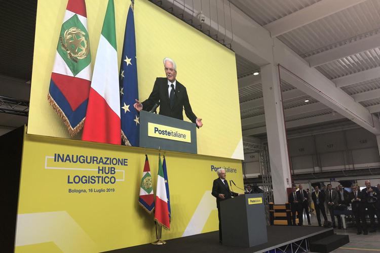 Il presidente Mattarella all'inaugurazione dell'hub logistico di Poste Italiane a Bologna (Foto dal profilo Twitter del Quirinale)