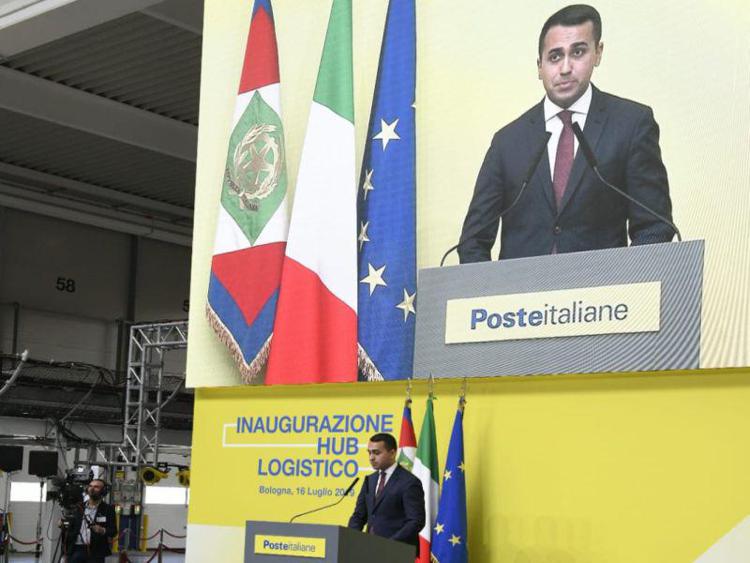 Il vicepremier Di Maio all'inaugurazione dell'Hub di Poste Italiane a Bologna (Foto dal profilo Twitter di Poste Italiane)
