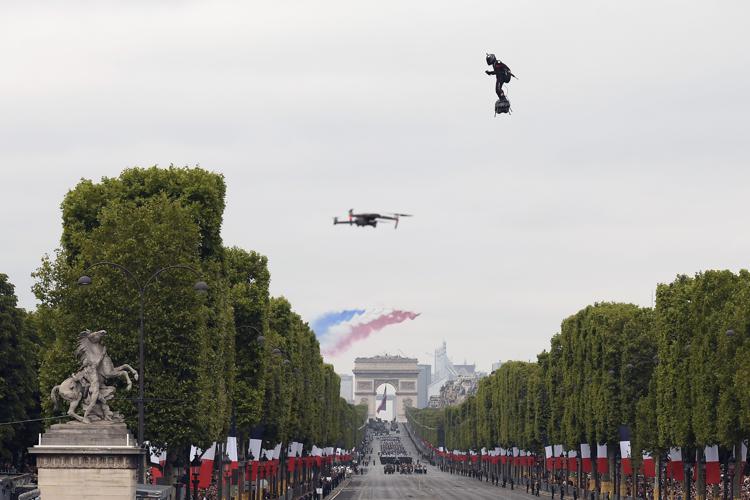 Franky Zapata sorvola gli Champs Elysées - (AFP)