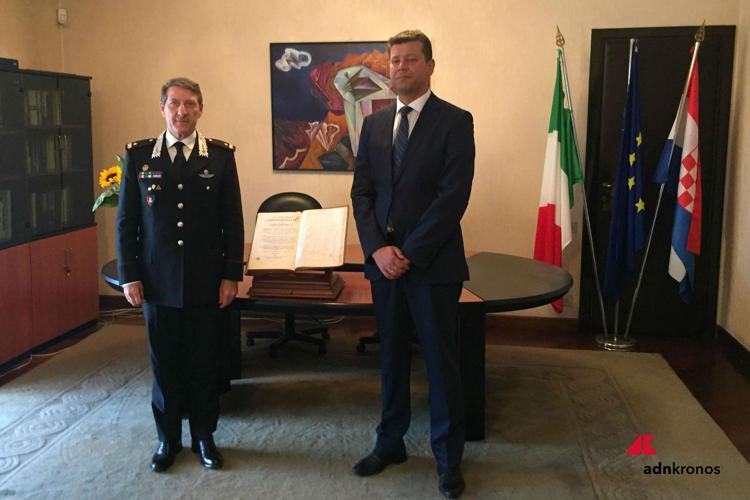 Il comandante  dei Carabinieri Tpc Fabrizio Parrulli e l'ambasciatore della Croazia Jasen Mesic