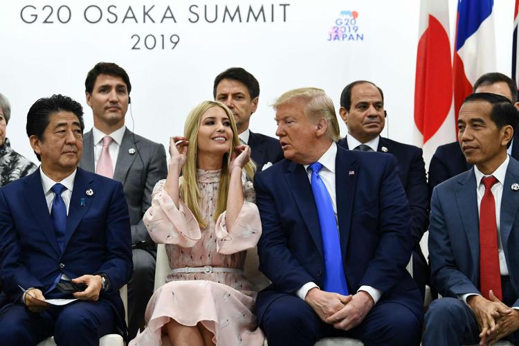 Ivanka al G20 seduta tra il primo ministro giapponese Shinzo Abe e il padre Donald Trump (Afp)
