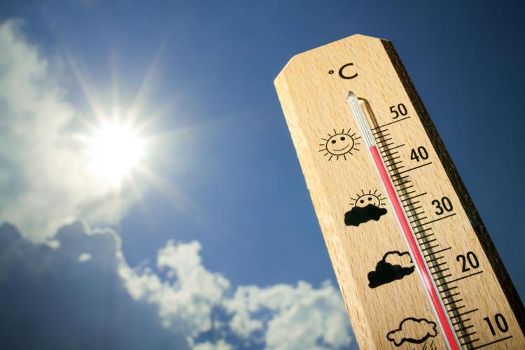 Summer heat on the thermometer - tcsaba - Fotolia