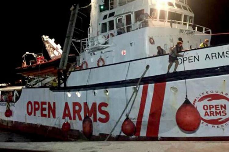 Migranti, Open Arms e Aita Mari sbarcano a Taranto e Pozzallo