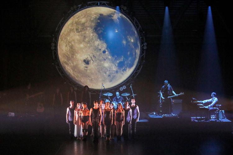 Un'immagine di 'Shine. Pink Floyd Moon'', lo spettacolo firmato da Micha van Hoecke in tournée in Italia con i Pink Floyd Legend
