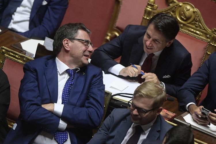 Giancarlo Giorgetti e Giuseppe Conte durante il dibattito in Senato (FOTOGRAMMA)