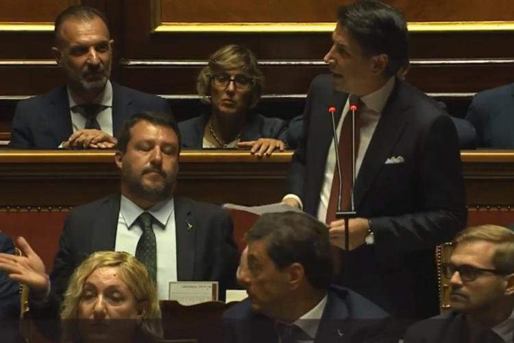 Occhi al cielo e sorrisi, Salvini 'commenta' il discorso di Conte