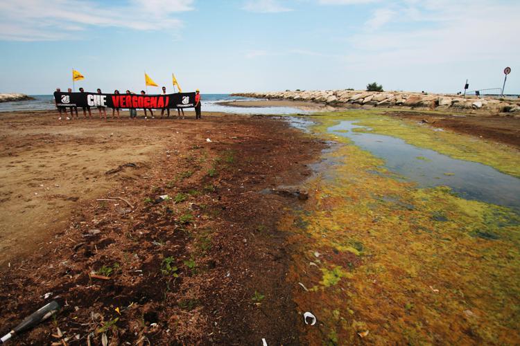 Ambiente: mari e laghi italiani, inquinato 1 punto su 3