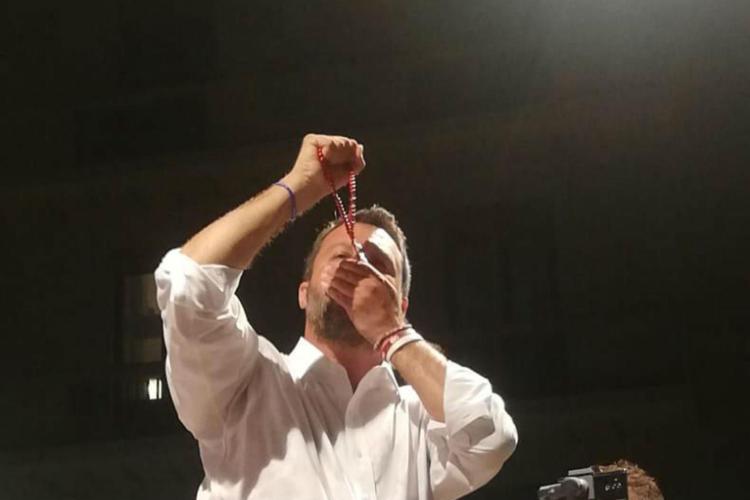 Salvini con rosario sul palco, vescovo Mazara: 