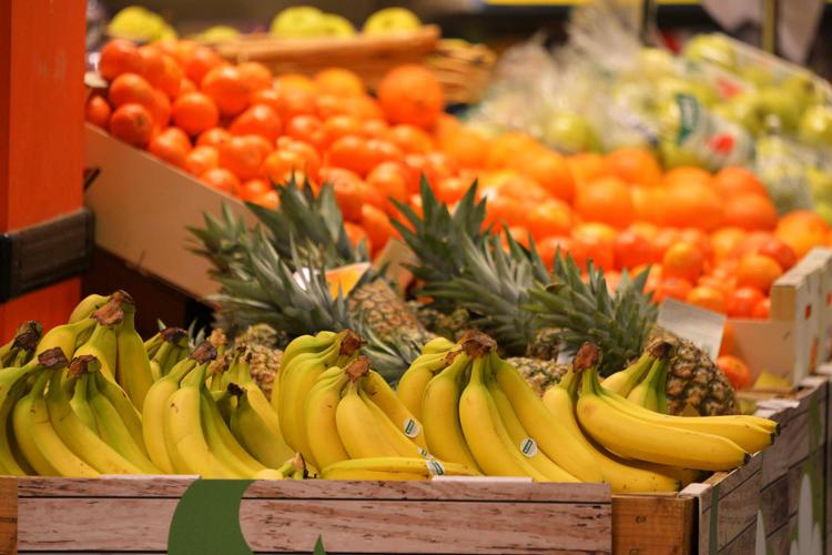 Bergamo Banchi frutta verdura grande distribuzione, supermercato gdo foto Tiziano Manzoni-fotogramma Bergamo (Tiziano_Manzoni, BERGAMO - 2014-03-13)