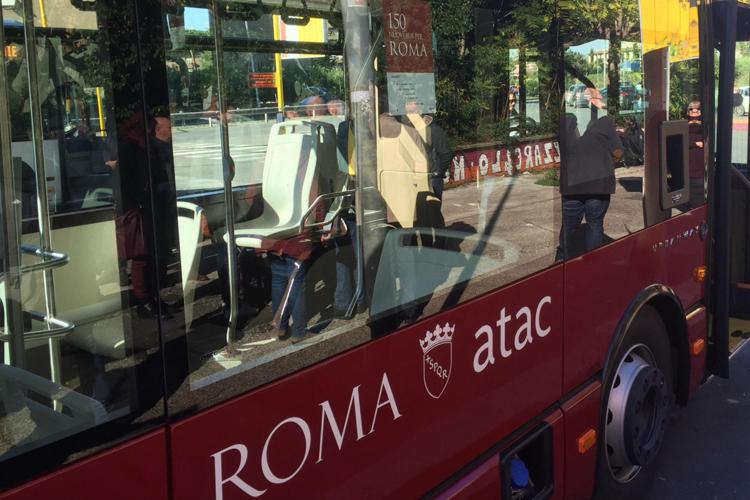 Roma, autista Atac picchiato da un gruppo di ragazzi