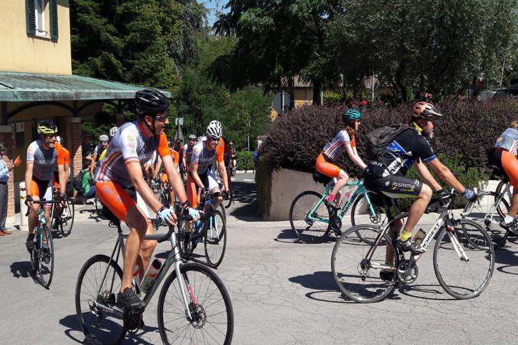 Gsk per Dynamo Camp, 40 'rider' pedalano da Siena a Verona