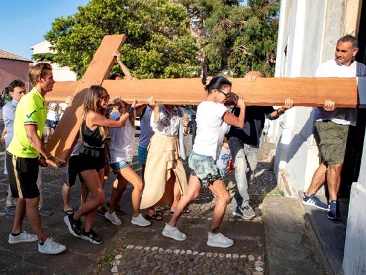 Solidarietà: il 'Mattone del cuore' di Brosio pianta croce per la pace a Capraia