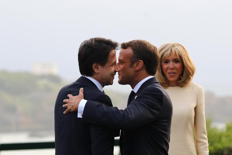 French President Emmanuel Macron and his wife Brigitte welcome Italian Premier Giuseppe Conte (L) at the Biarritz lighthouse, southwestern France, ahead of a working dinner on August 24, 2019 on the first day of the annual G7 Summit  - Photo: AFP