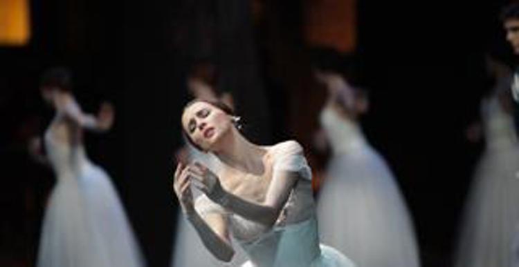 Svetlana Zakharova protagonista di 'Giselle' alla Scala di Milano accanto a David Hallberg