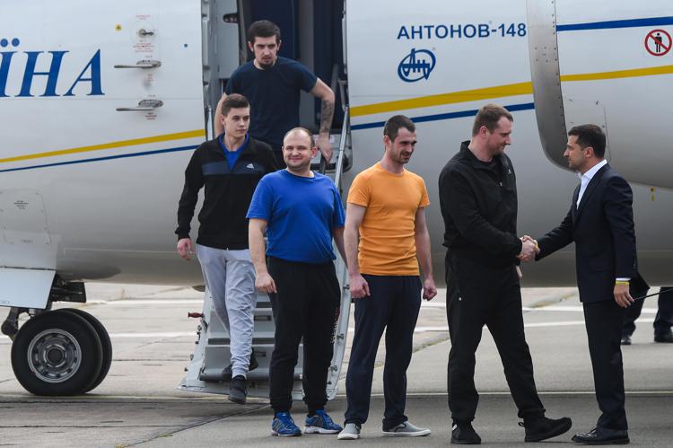Il presidente ucraino Volodymyr Zelensky accoglie gli ex detenuti liberati dopo l'atteso scambio di prigionieri tra Mosca e Kiev (Afp) - AFP