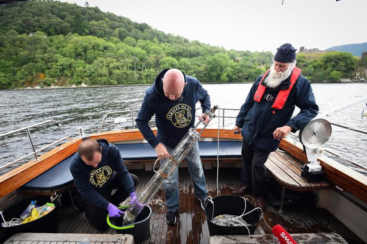 Neil Gemmell raccoglie campioni d'acqua a Loch Ness (Afp)
