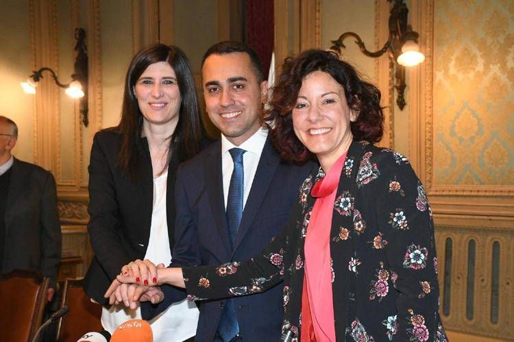 Paola Pisano con Chiara Appendino e Luigi Di Maio(Fotogramma)