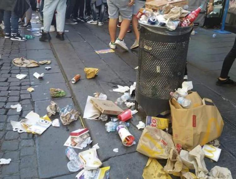 I rifiuti lasciati in Via Toledo (Foto Facebook)