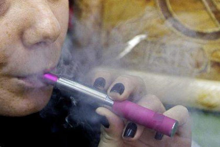 Fumo: negli Usa 1 giovane su 5 usa e-cig, 25% pensa siano innocue