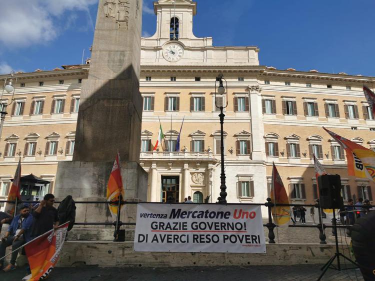 Mercatone Uno, presidio a Montecitorio, 350 euro al mese non bastano