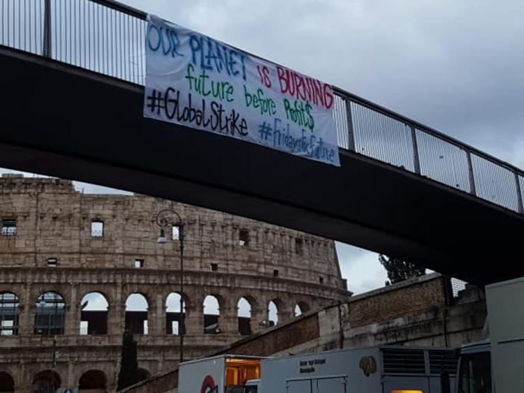 Clima: summit Onu, striscione al Colosseo di Fridays for Future
