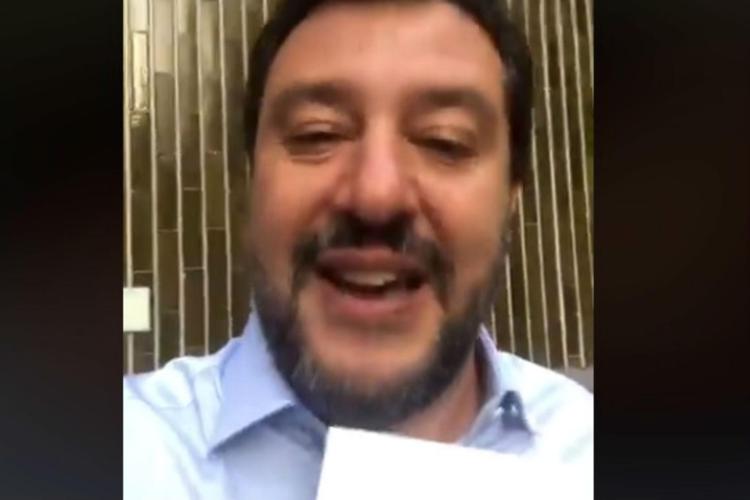 Salvini apre la busta in diretta Facebook