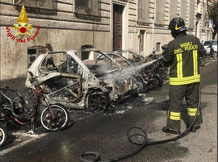 Roma, in fiamme 8 scooter e 2 auto