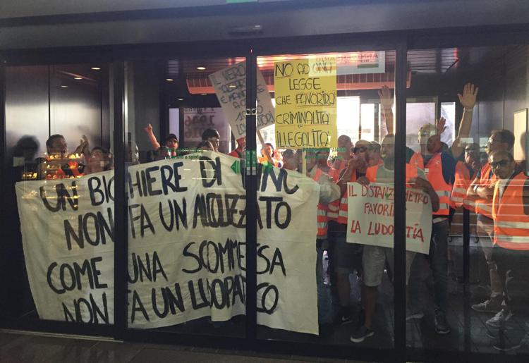 Giochi: 300 lavoratori in presidio davanti a regione E.Romagna contro legge regionale