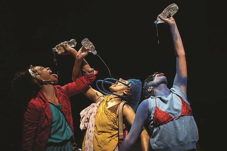 Un'immagine di 'Furia' lo spettacolo della coreografa brasiliana Lia Rodrigues, che apre il 17 settembre all'Auditorium Parco della Msuica il Romaeuropa Festival