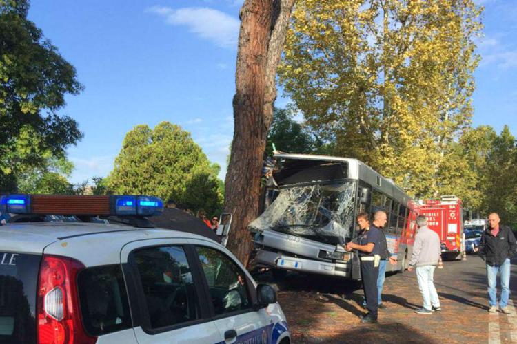 Roma, bus contro albero: oltre 40 feriti