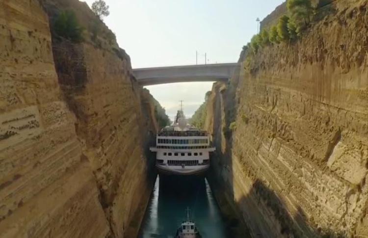La nave da crociera nel Canale di Corinto, il video mozzafiato