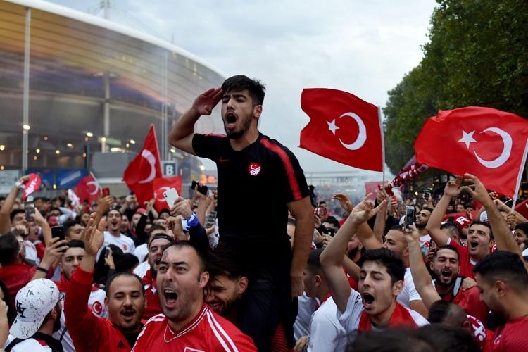 Tifosi turchi al Saint-Denis prima di Francia-Turchia(foto AFP) - AFP