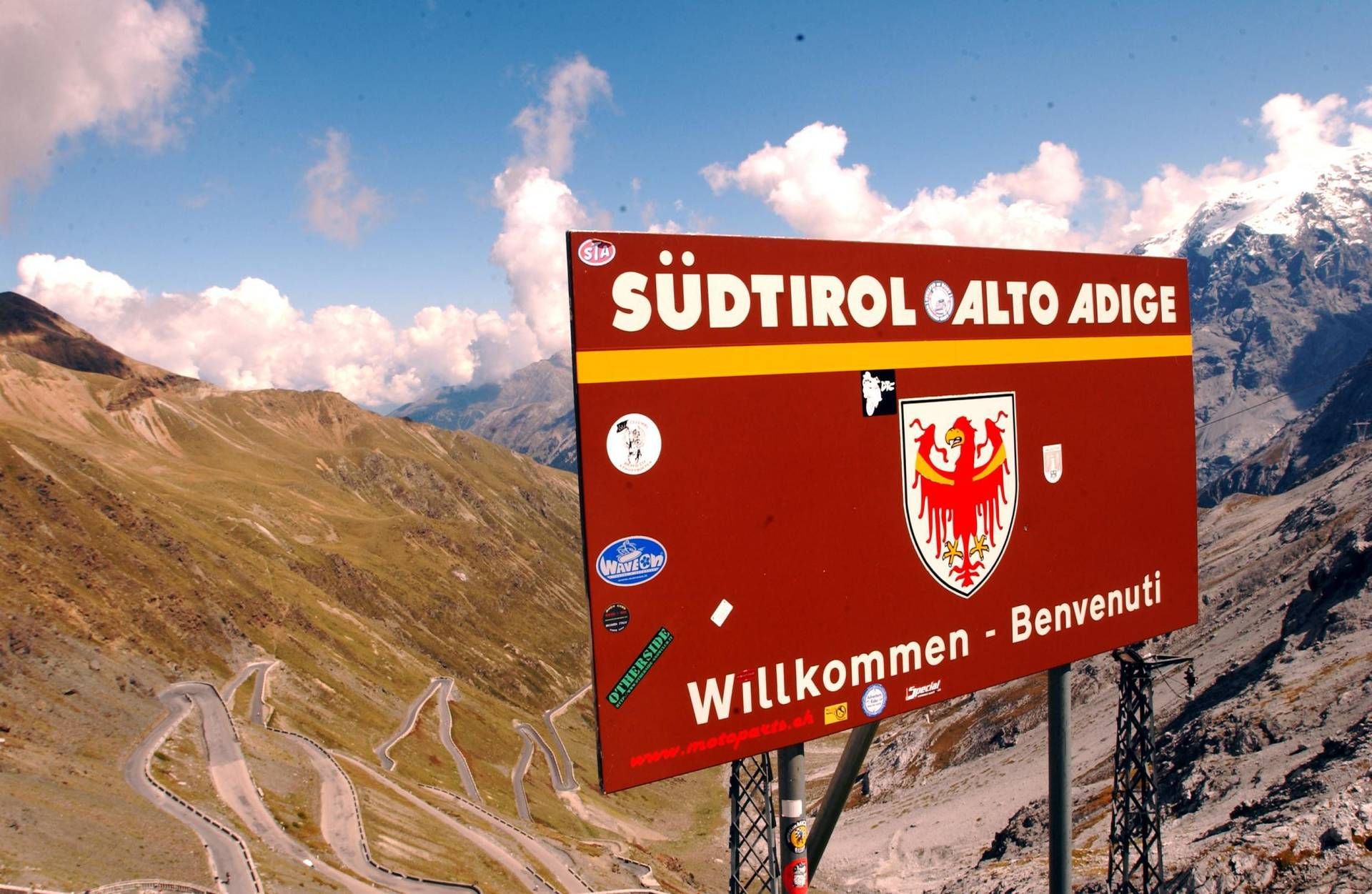 La provincia di Bolzano tiene aperti impianti di sci e mercatini ma rimette il coprifuoco nei comuni in zona rossa (una ventina)