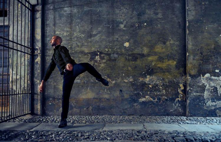 Il giovane coreografo Daniele Albanese tra i protagonisti della Nid di Reggio Emilia con l'assolo 'Home' (foto Jacopo Emiliani)