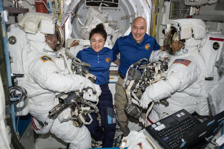 Luca Parmitano assiste gli astronauti per una uscita extraveicolare (Foto ESA) 