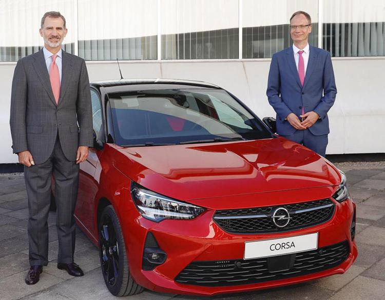 Re Felipe di Spagna vicino alla nuova generazione della Opel Corsa