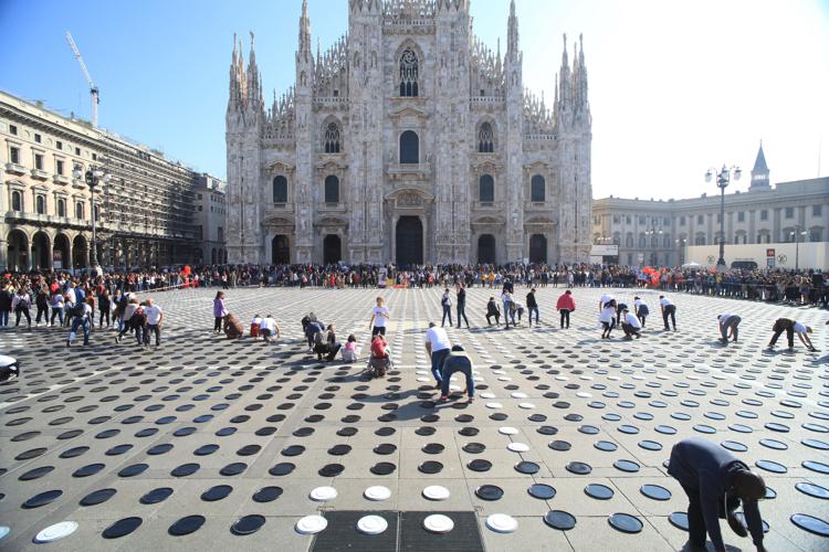 Milano: 10mila piatti vuoti in Piazza Duomo contro la fame nel mondo