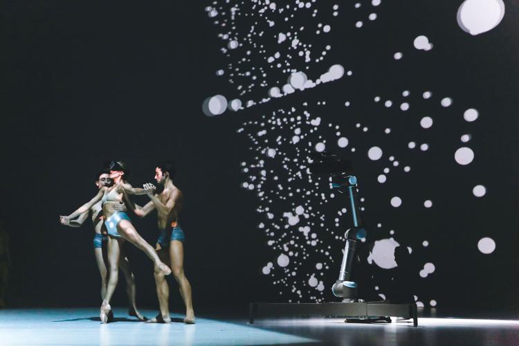 Danza e tecnologia per il Balletto di Roma con lo spettacolo 'Hu-robot' di Ariella Vidach e Claudio Prati in scena al Teatro Vascello di Roma fino al 6 ottobre