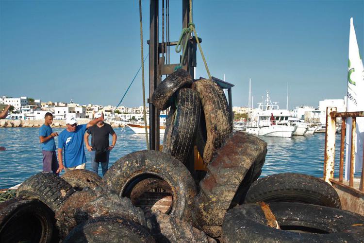 Rifiuti: Lampedusa, raccolti 8500 kg di gomme abbandonate, 270 kg erano in mare
