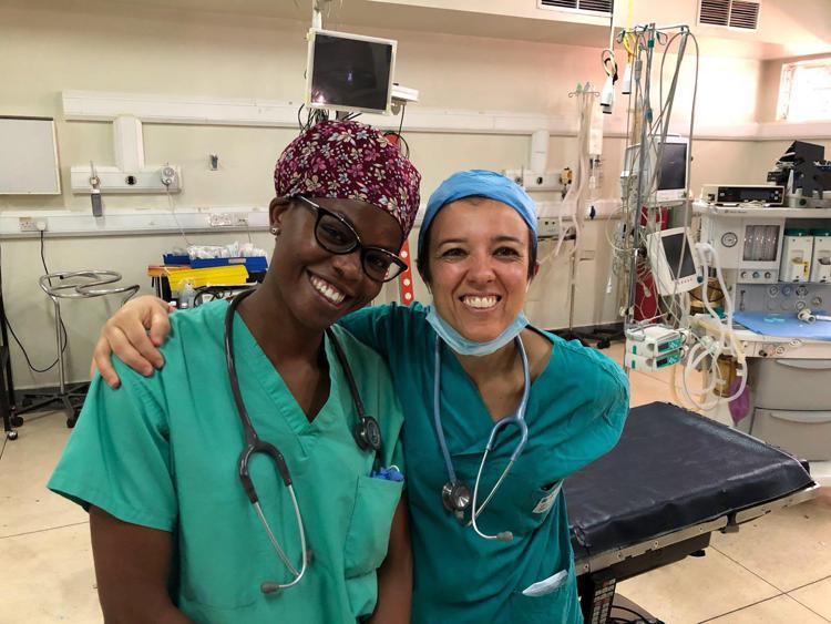 A destra Sandra Nonini, anestesista dell'ospedale Niguarda di Milano 