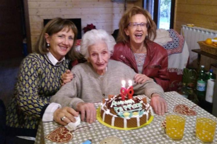 Foto di Agata Turchetti con la sorella Gabriella e la madre Peppina  per il suo 96esimo compleanno