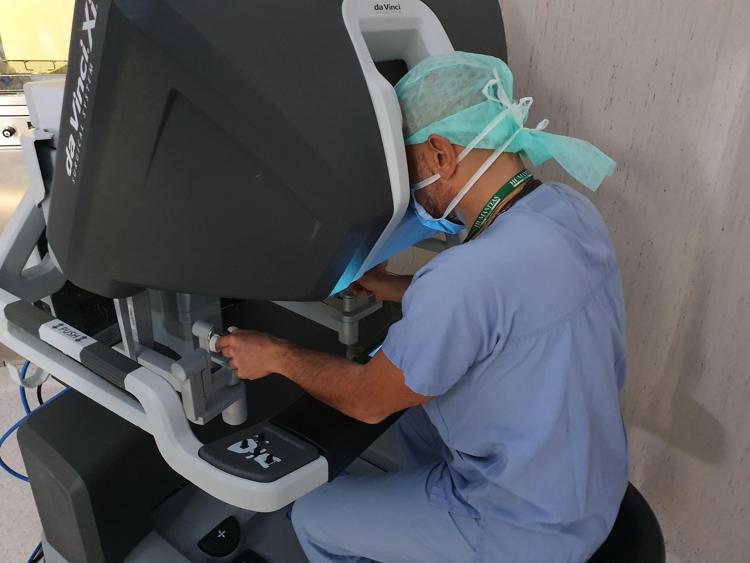 Un chirurgo al lavoro all'Humanitas Gavazzeni di Bergamo