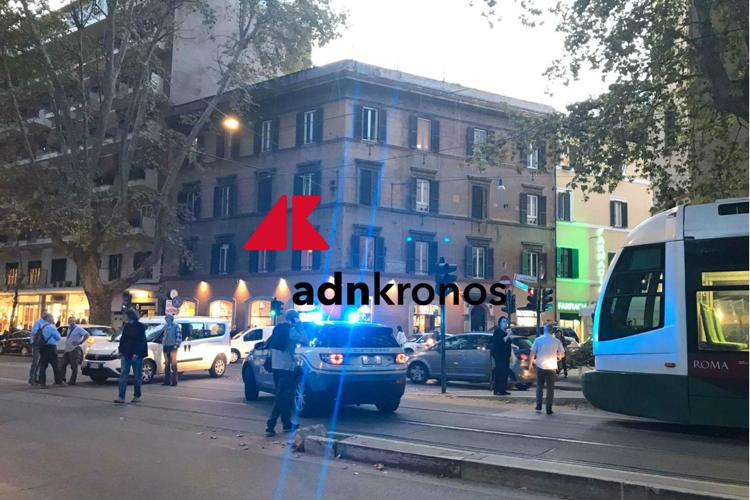 Roma, pedone investito da auto: tram bloccato in viale Trastevere
