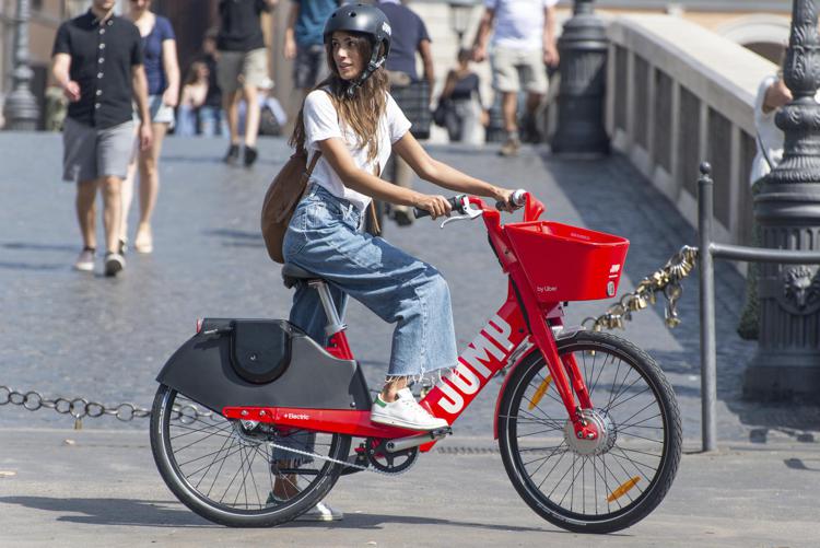 Roma, ecco il bike sharing di Uber: come funziona