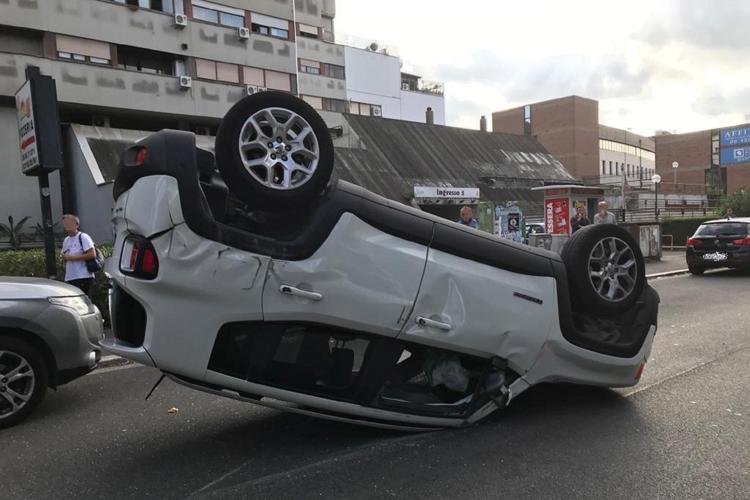 Roma, auto colpisce vetture in sosta e si ribalta