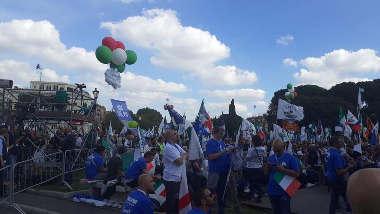 Pochi tricolori a San Giovanni, bandiere partiti invadono piazza