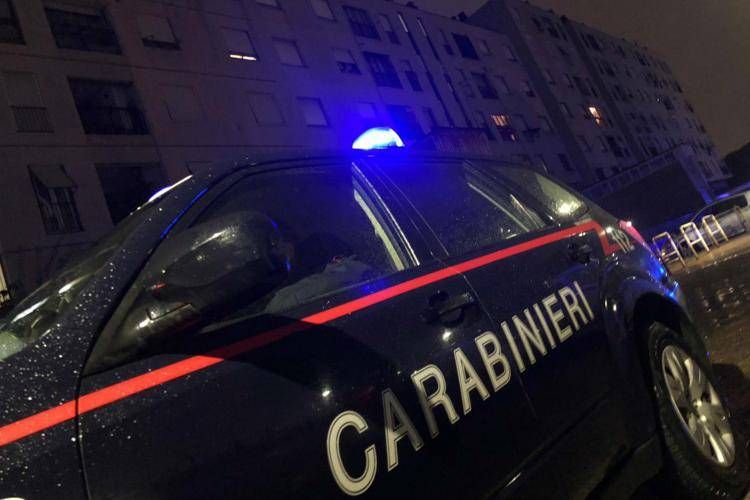 Tuffo in mare per sfuggire a carabinieri ma rischia di annegare